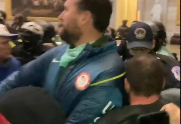 男子佯装吃瓜群众被揪出,男子身份被揪出背后的真相