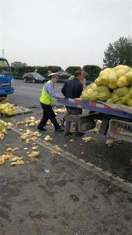 吃瓜群众打交警,交警执法遭遇“吃瓜群众”围观的尴尬瞬间