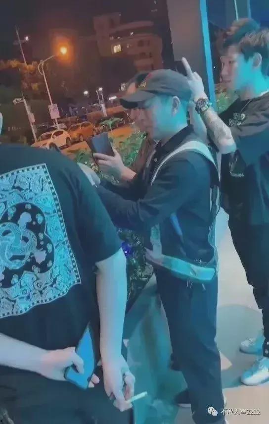 四人吃瓜群众事件视频,揭秘网络围观背后的真相